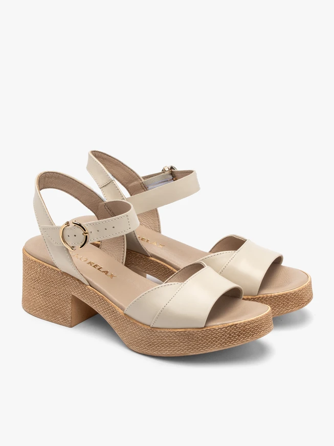 Cremefarbene Sandalen auf einem massiven Plateau