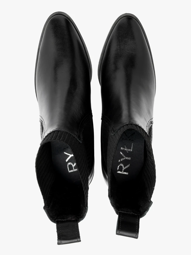 Black women’s Chelsea boots with elastic gore