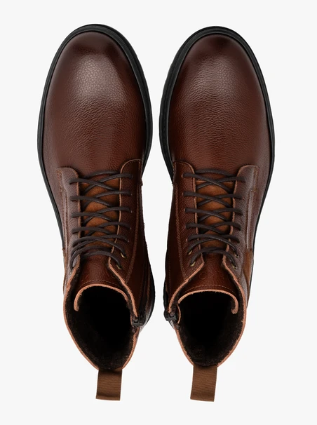 Braune Herrenstiefel mit festem Boden