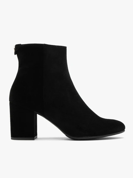 Klassische Veloursstiefel
Damenstiefel auf einem massiven Block