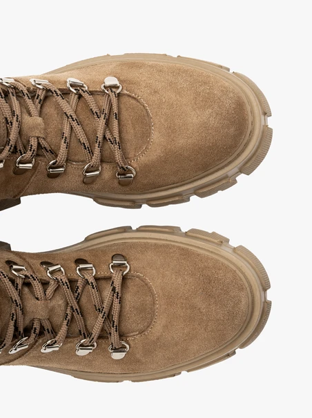 Beige isolierte Damenstiefel