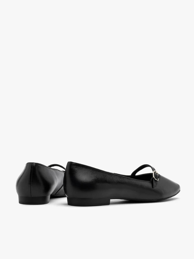 Black pointed ballerinas with strap