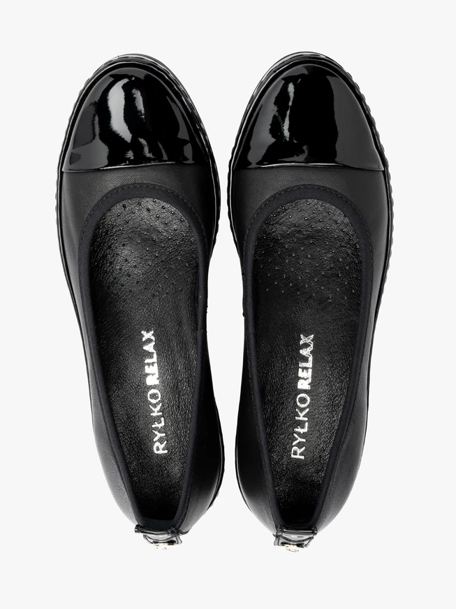 Schwarze Pumps mit lackierter Nase