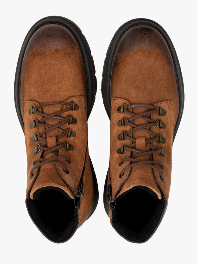 Rote Herrenstiefel mit festem Boden