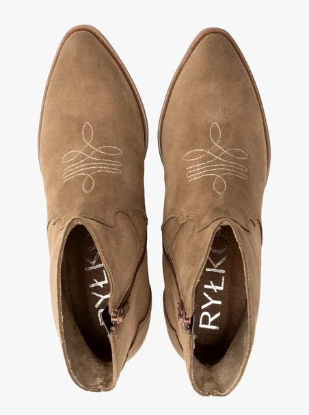 Beigefarbene Cowboystiefel mit dekorativer Stickerei