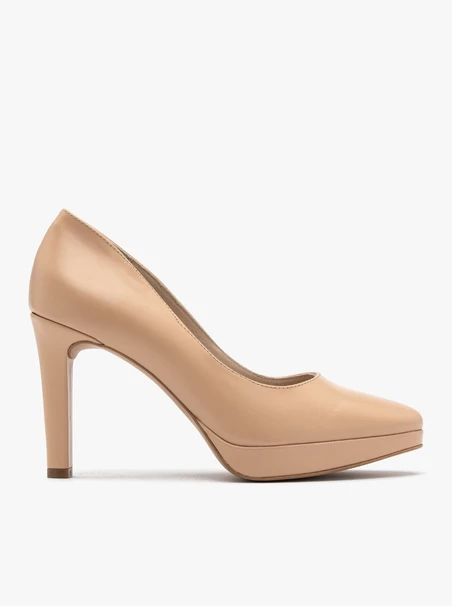 Beigefarbene hochhackige Pumps und Ballkleider