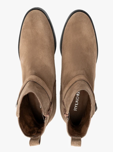 Sandfarbene Damenstiefel mit Zierschnalle