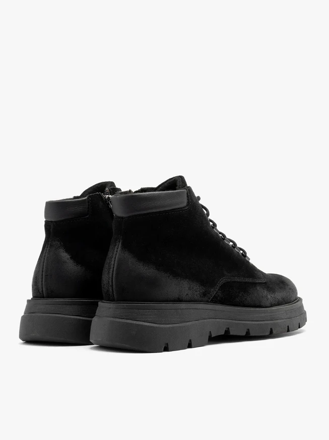 Black insulated men’s boots