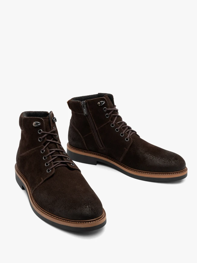 Dunkelbraune Stiefel mit zweifarbiger Sohle