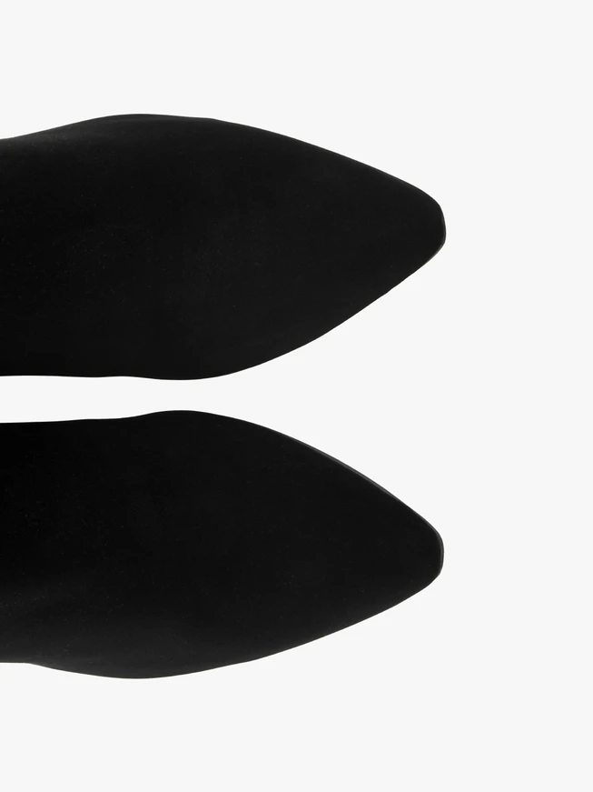 Flexible schwarze Stiefel mit breitem Schaft