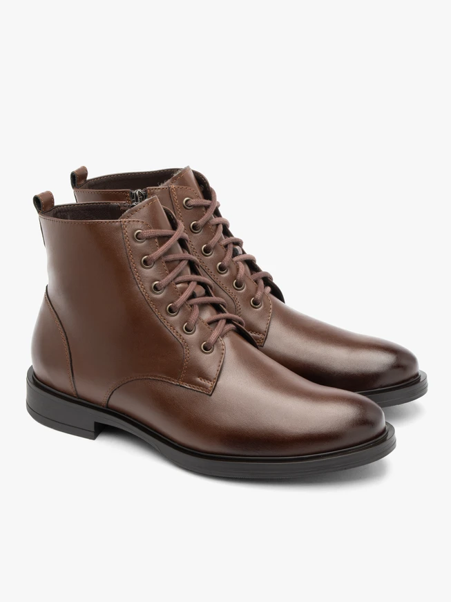 Brown men’s boots lined with wool