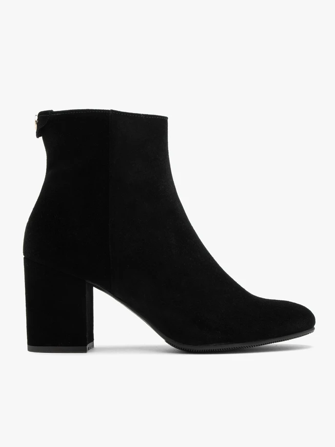 Klassische Veloursstiefel
Damenstiefel auf einem massiven Block