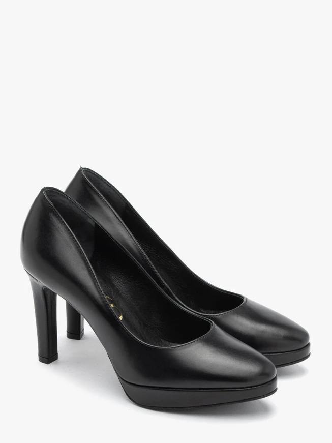 Schwarze hochhackige Pumps und Ballkleider