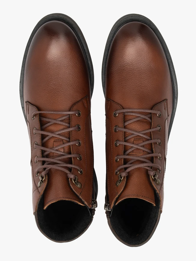 Braune Herrenstiefel mit Ziernähten auf dem Schaft