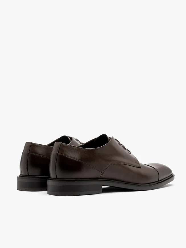 Dunkelbraune Halbschuhe mit dekorativer Zehenkappe