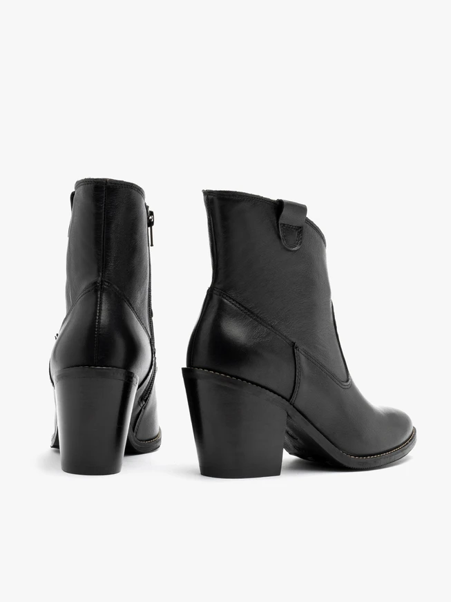 Schwarze Cowboystiefel mit dekorativem Schaft