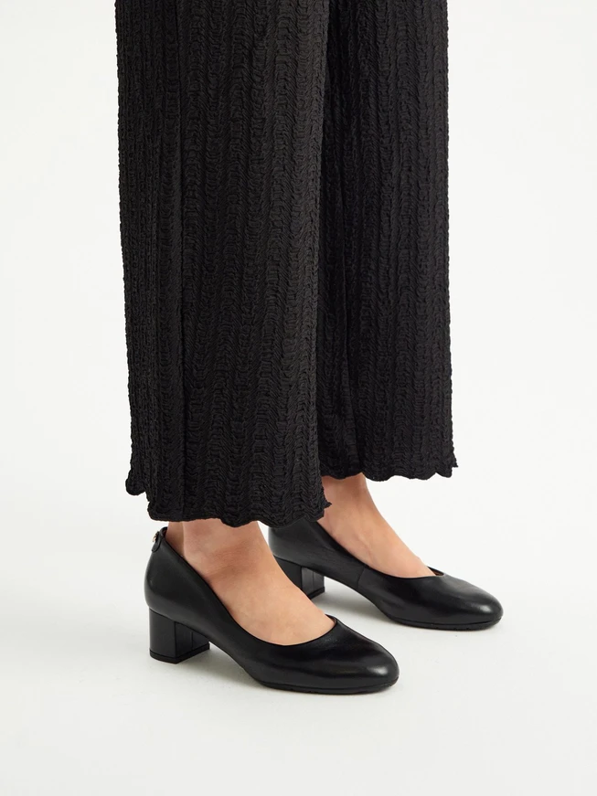 Schwarze niedrige Stiletto-Pumps