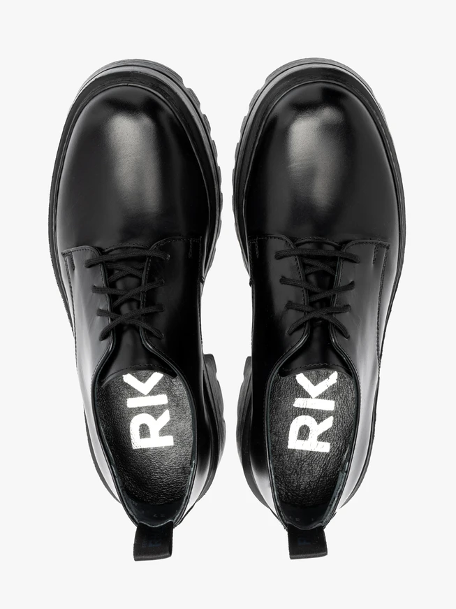 Schwarze Halbschuhe auf leichter Sohle
