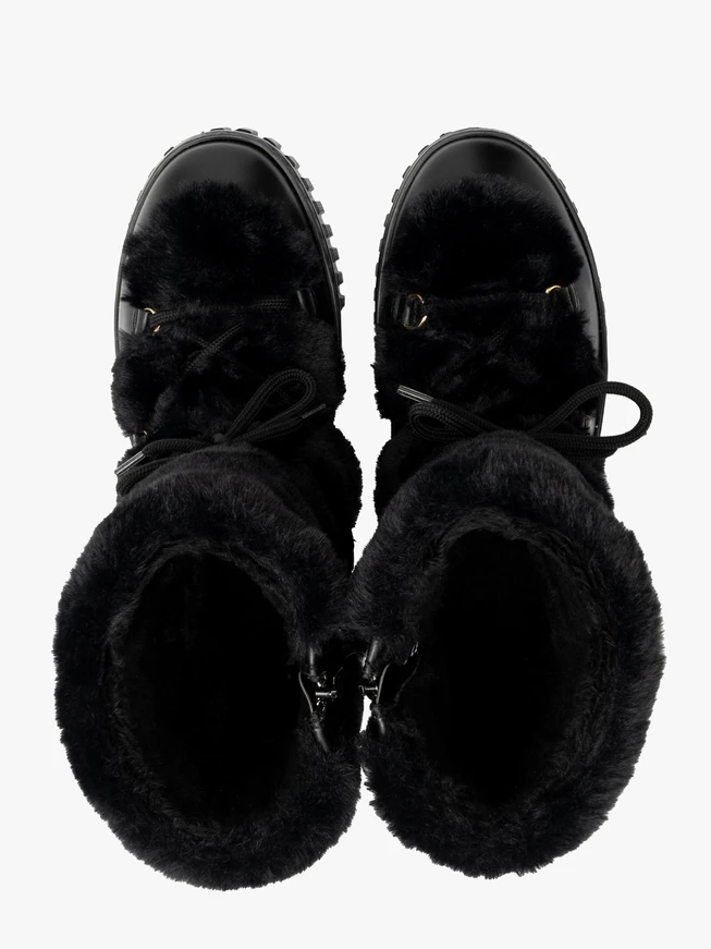 Black insulated women’s snow boots