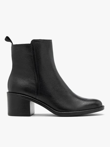 Schwarze Stiefel mit hohem Absatz und gerade geschnittenem Schaft