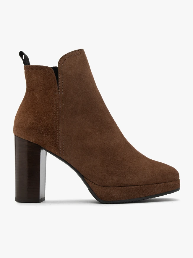 Braune Velourslederstiefel mit hohem Absatz und Ballkappe