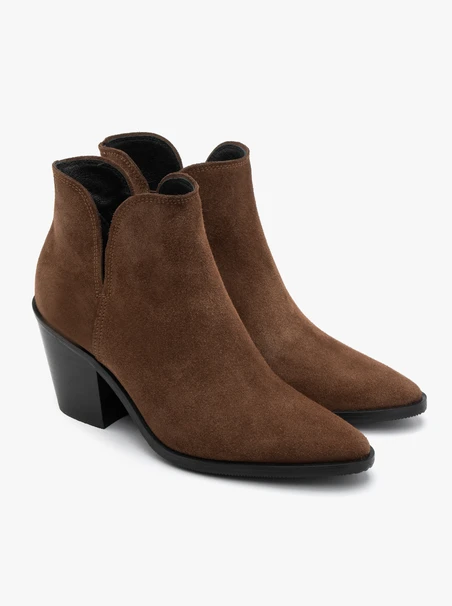 Braune Stiefel mit Ausschnitt am Knöchel