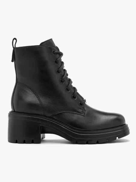 Schwarze Schnürstiefel mit festem Boden
