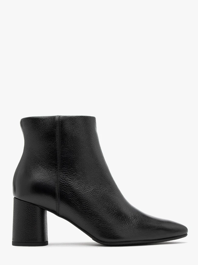 Damenstiefel mit ovalem Schaft