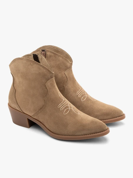 Beigefarbene Cowboystiefel mit dekorativer Stickerei