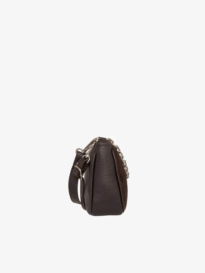 Braune Handtasche mit dekorativer Kette