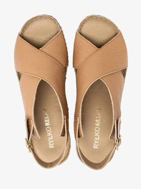 Dunkelbeige Plateausandalen