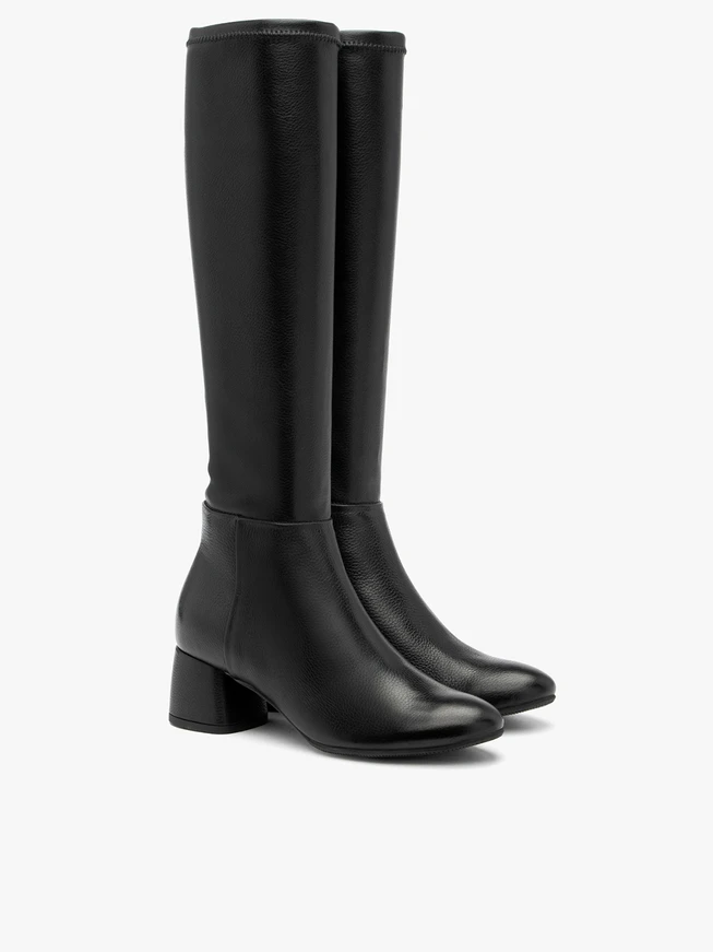 Schwarze Stiefel mit flexiblem, schmalem Schaft und niedrigem Absatz