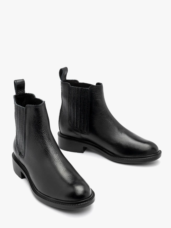 Women’s Chelsea boots with decorative stitching at the elastic