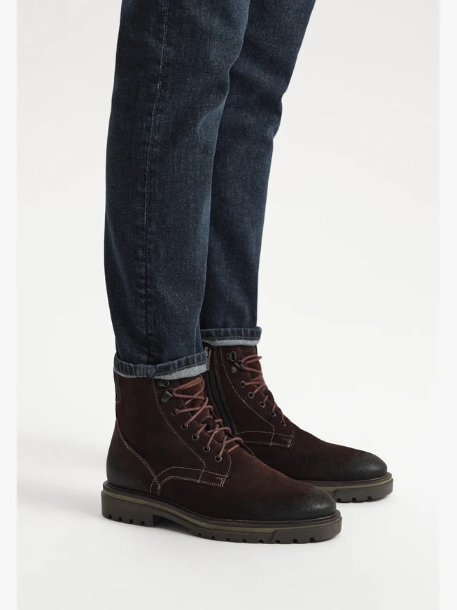 Braune Velourstiefel mit Kontrastnähten