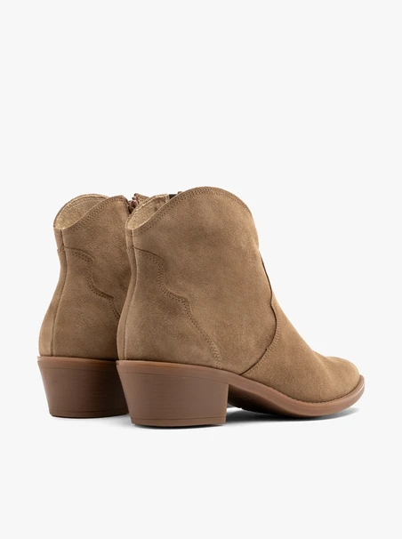 Beigefarbene Cowboystiefel mit dekorativer Stickerei