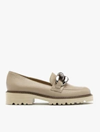 Beige Mokassins mit Zierkette