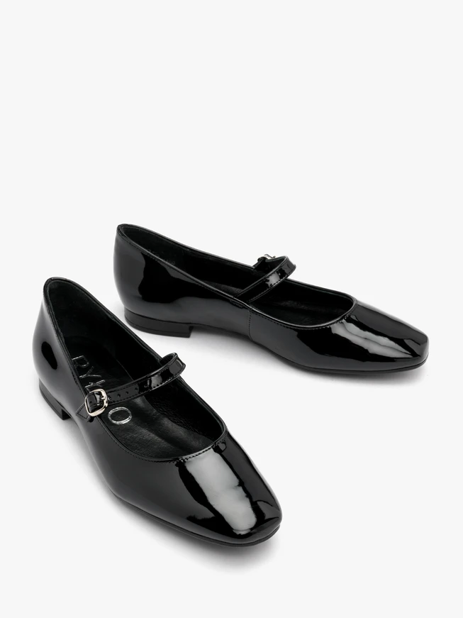Schwarz lackierte Ballerinas mit dekorativem Verschluss