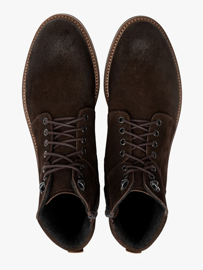 Dunkelbraune Stiefel mit zweifarbiger Sohle