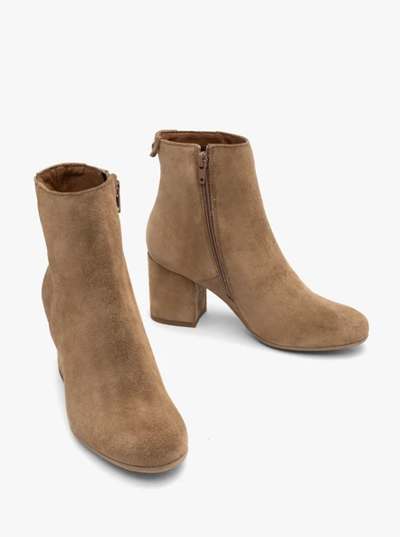Klassische Veloursstiefel
Damenstiefel auf einem massiven Block