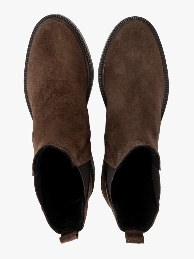 Brown women’s Chelsea boots with decorative cut at gore