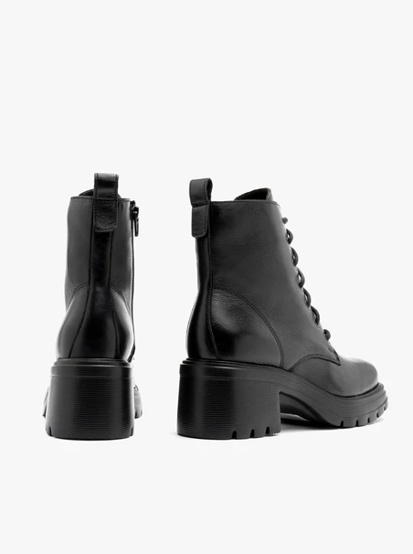 Schwarze Schnürstiefel mit festem Boden