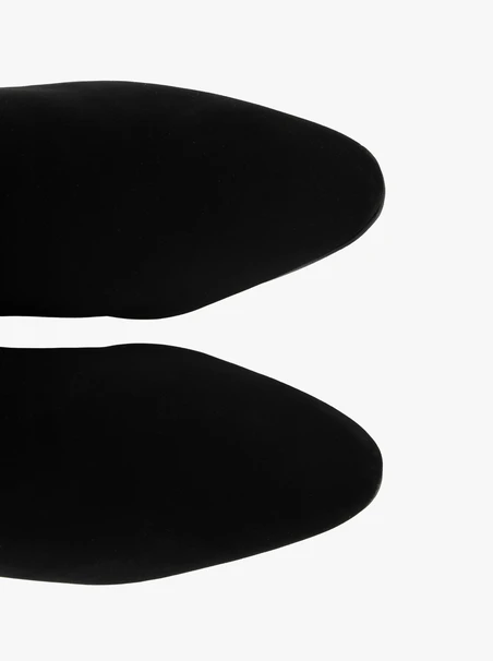 Hohe elastische Stiefel mit Stilettoabsatz