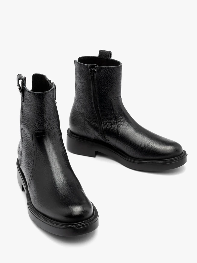 Schwarze Damenstiefel mit flacher Sohle