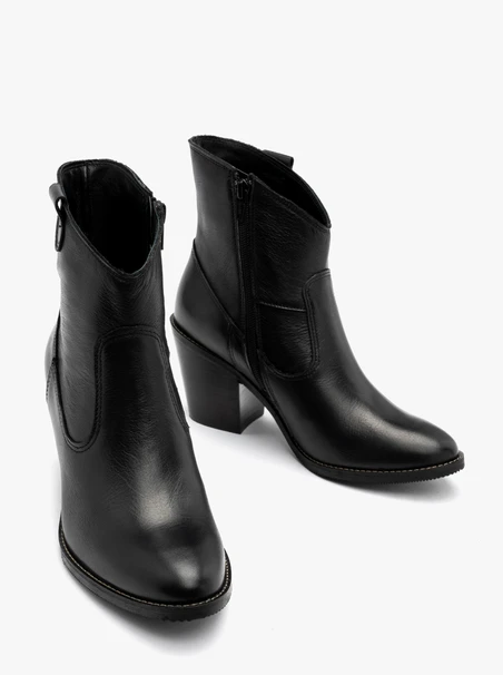 Schwarze Cowboystiefel mit dekorativem Schaft