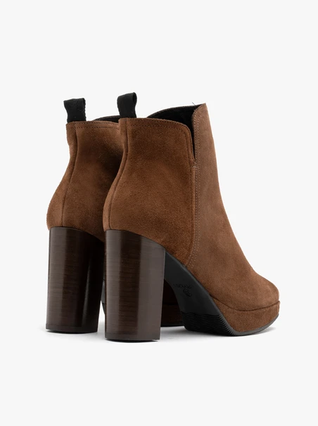 Braune Velourslederstiefel mit hohem Absatz und Ballkappe