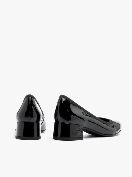 Black patent women’s pumps