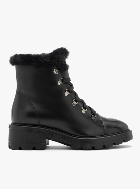 Schwarze Schnürstiefel mit Fell