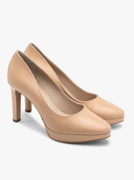 Beigefarbene hochhackige Pumps und Ballkleider