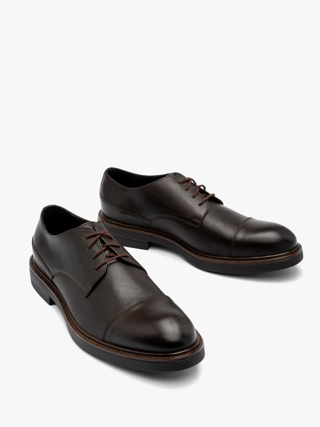 Dunkelbraune Herrenschnürschuhe mit Ziernähten auf dem Schaft