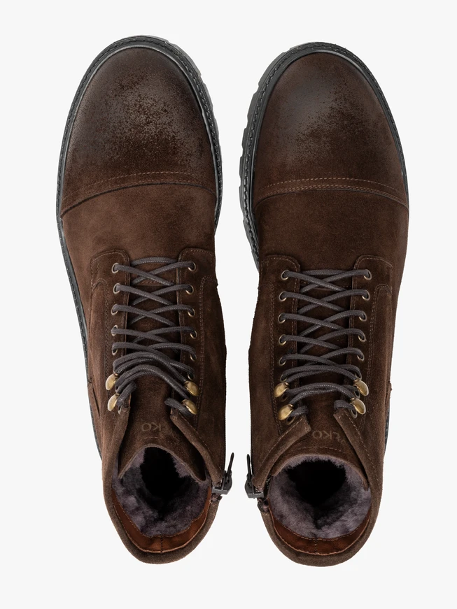 Brown men’s boots lined with natural shearling